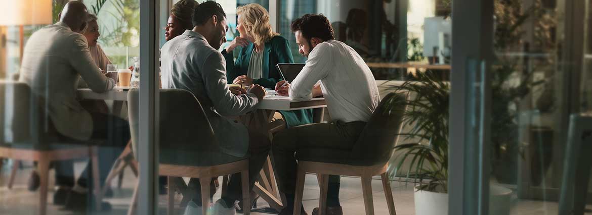 Expert-comptable accompagnant une entreprise en difficulté pour redressement judiciaire